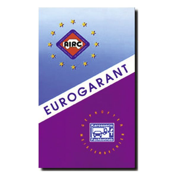 Ein rechteckiges Schild, das diagonal in eine blaue obere und eine violette untere Hälfte geteilt ist und das Wort EUROGARANT, ein rautenförmiges AJRC-Logo, umgeben von Sternen, ein rundes gelb-blaues Abzeichen mit deutschem Text und einen Hinweis auf Autolackierung zeigt.
