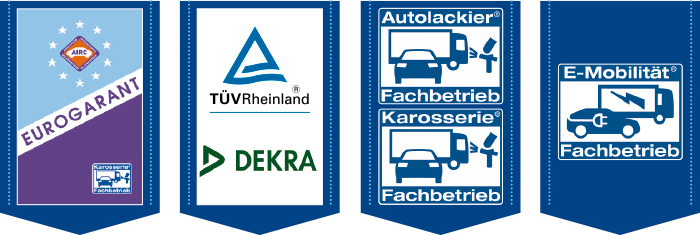 Eine Collage aus Zertifizierungslogos, darunter EUROGARANT, Karosserie Fachbetrieb, Autolackier Fachbetrieb, E-Mobillität-Fachbetrieb, TÜV Rheinland und DEKRA, die Qualitätsstandards in der Automobilbranche repräsentieren.